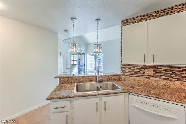 Building Photo - 460 Elm Dr
