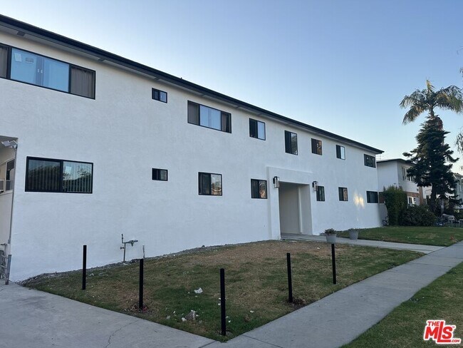 Building Photo - 1118 S Holt Ave