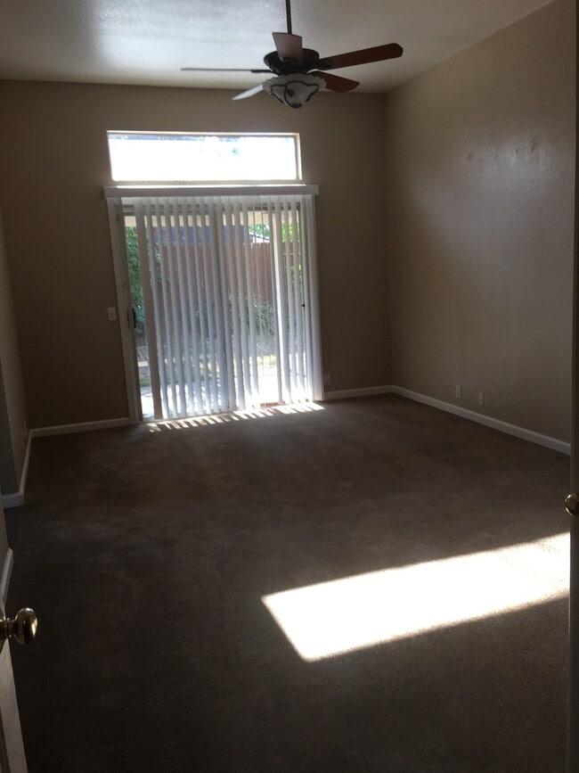 Building Photo - 4x2 Single Story in Great Location!