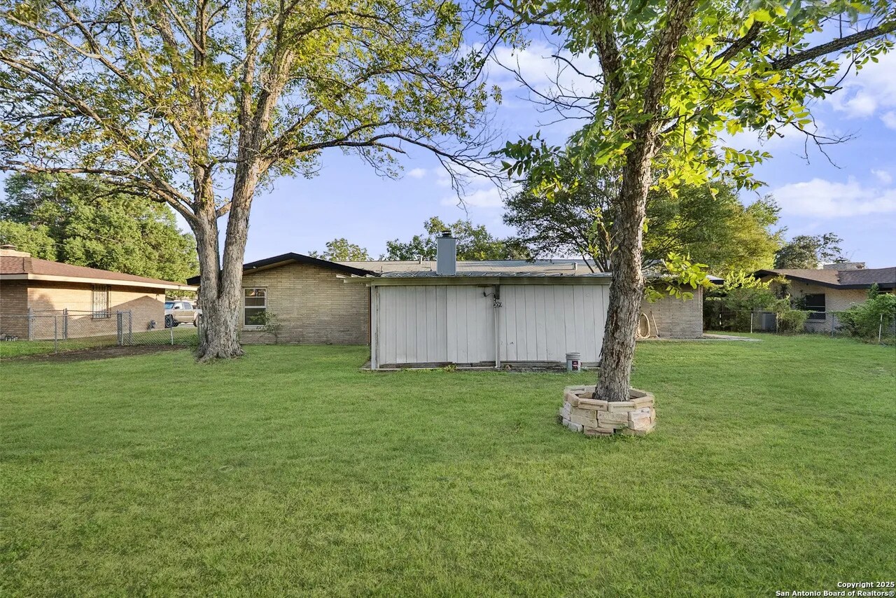 Building Photo - 209 Windcrest Dr