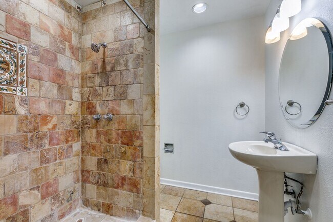 Building Photo - 1 BEDROOM BOUTIQUE APARTMENT