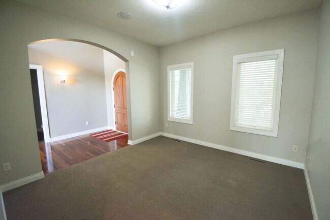 Building Photo - STUNNING 5 Bed 3.5 Bath Luxury Home!