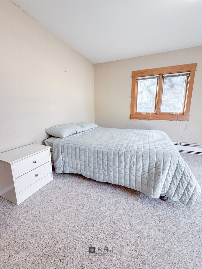Building Photo - SHORT TERM 6 MONTH ONLY - Dog Friendly 3 b...