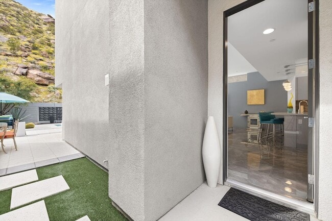 Building Photo - 1201 Surrey Ln