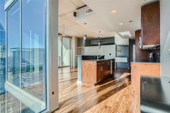 Building Photo - 360 Nueces St
