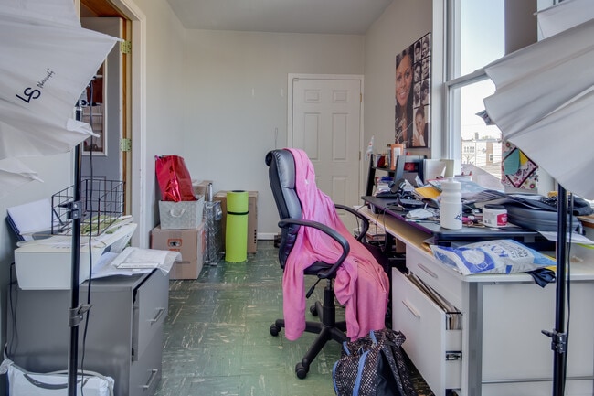 Building Photo - 5306 W Roscoe St