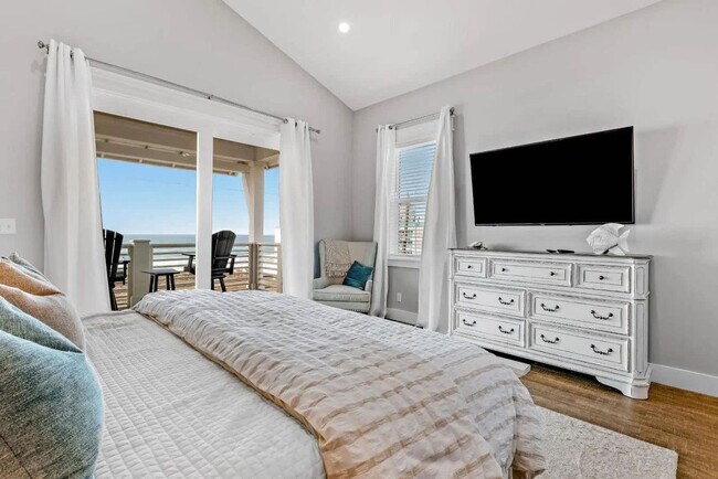 Building Photo - 14324 Front Beach Rd