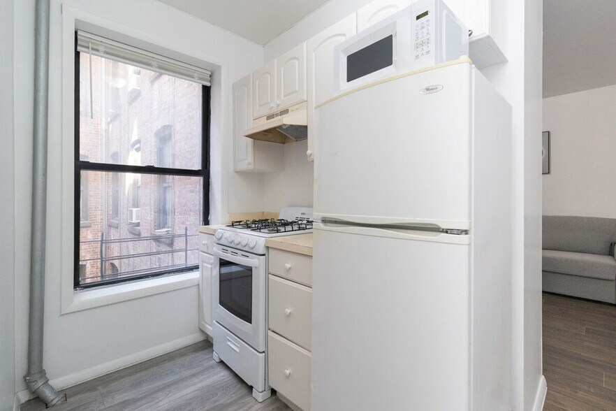 Building Photo - 335 E 94th St