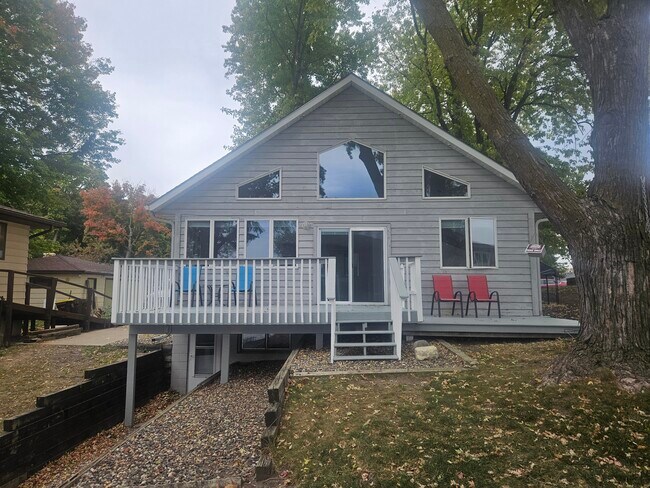 Lakeside exterior - 4301 Quaker Trl NE