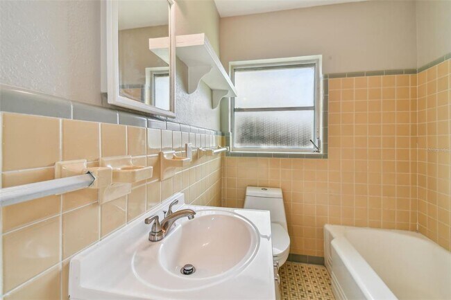 Building Photo - 951 Lantana Ave