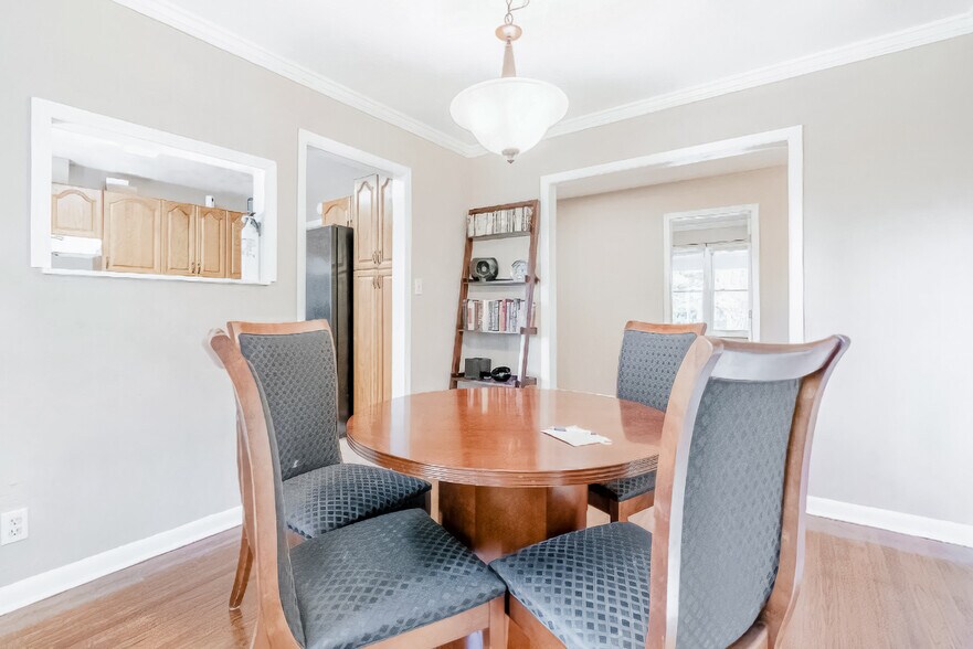 Building Photo - 2136 Chestnut Hill Cir