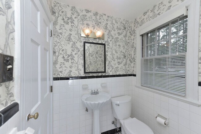 Building Photo - Charming 3 Bedroom, 2 Bath All-Brick Bunga...