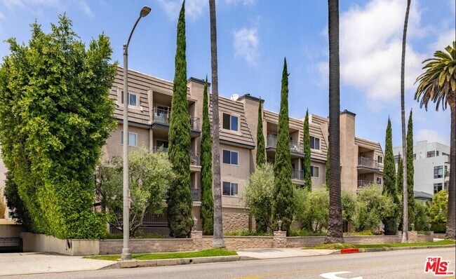 Building Photo - 439 N Doheny Dr