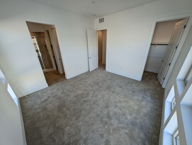 Building Photo - 675 Agate Bridge St