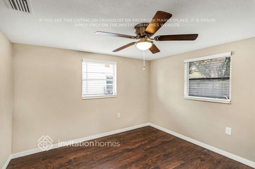 Building Photo - 9900 Lakeside Ln