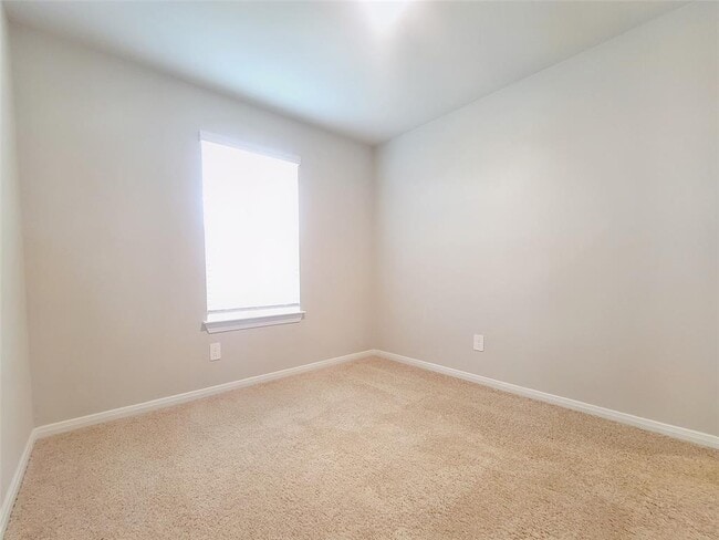 Building Photo - 125 Solitude Dr