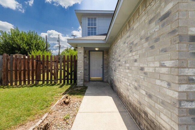 Building Photo - 2410 Royal Crest Cir