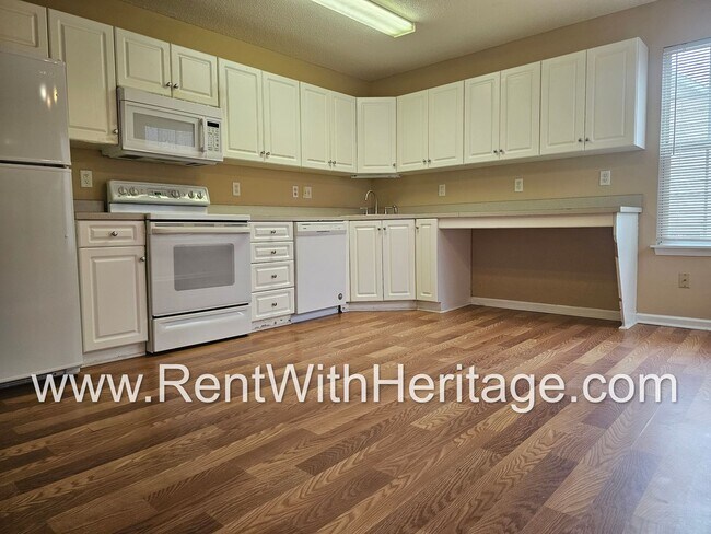 Building Photo - GORGEOUS LAKE VIEW HOME IN POPULAR LAKERIDGE SUBDIVSION! GREAT LOCATION - CLOSE TO EVERYTHING