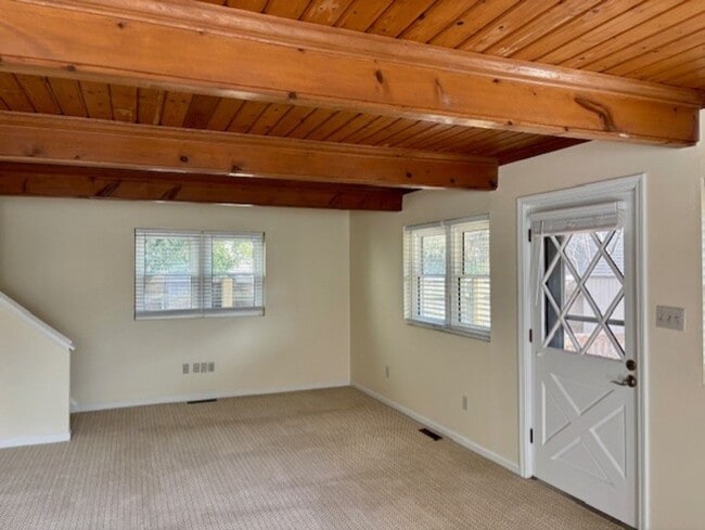 Building Photo - North End Beach Cottage 2 Bedroom 1 Bath