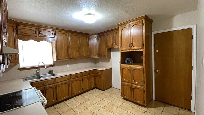 Building Photo - 1305 S James Cir