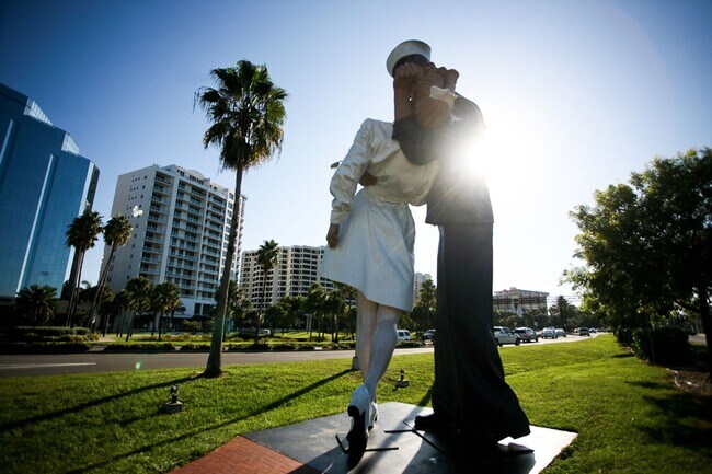 Building Photo - Beautiful turnkey ready 2/2 unit available starting January 2026