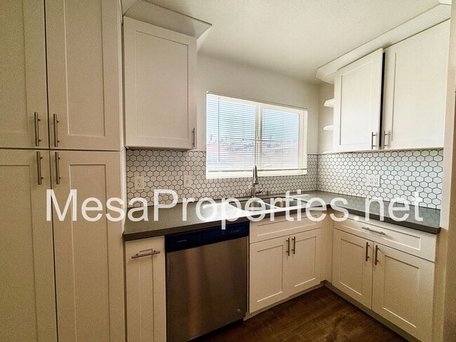 Building Photo - 820 Caliente Dr