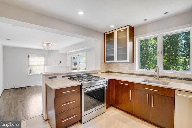 Building Photo - 740 Upland Pl