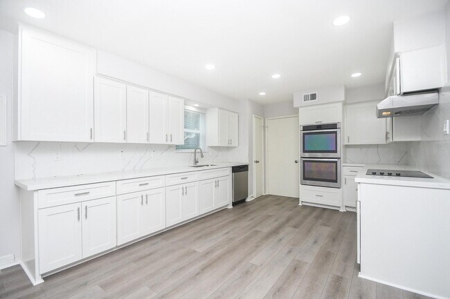 Building Photo - 10903 Shawnbrook Dr