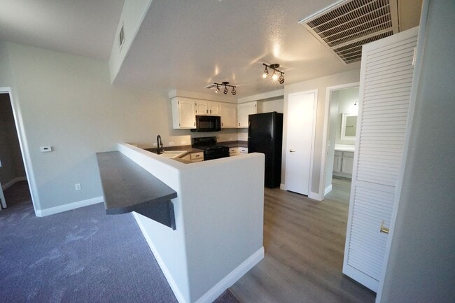 Building Photo - SHOWINGS AVAILABLE NOW