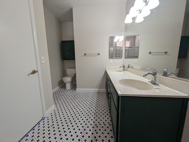 Building Photo - 731 Rising Star Dr