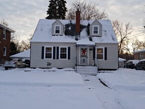 Building Photo - 320 Streamside Dr