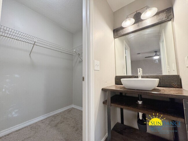 Building Photo - Gorgeous 3 Bedroom Home in Fort Walton Beach-near Hurlburt Field!