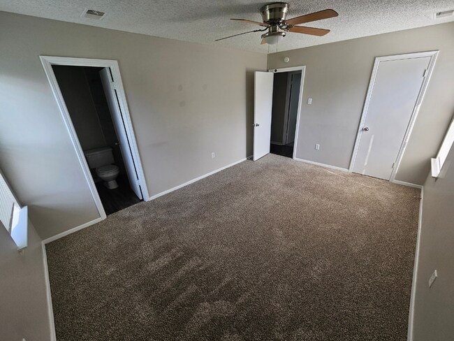 Building Photo - PREMIUM RENTAL! 3BR/2BA | Stone Fireplace & Hardwoods | Fenced Yard!