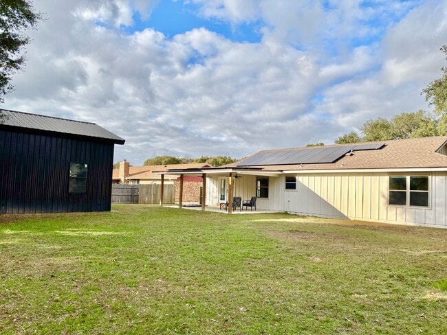 Building Photo - 2121 Oakstream Ave