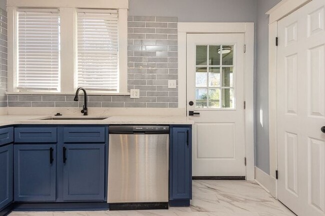 Building Photo - Midtown charm!