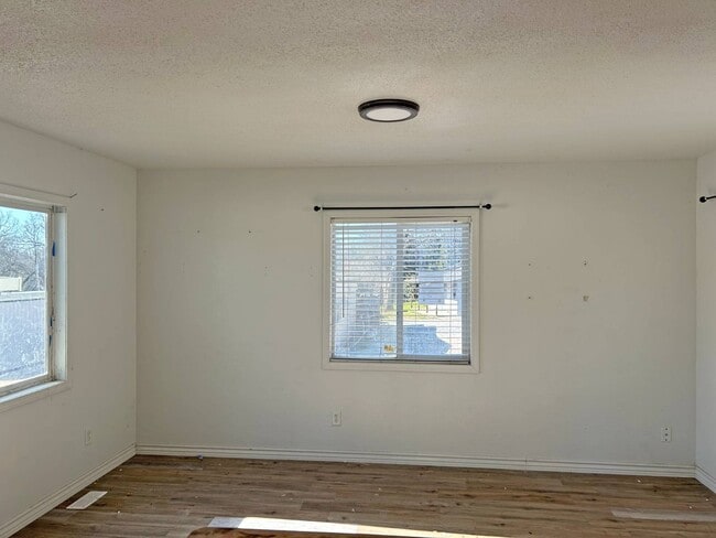 Building Photo - 20480 River Valley Dr