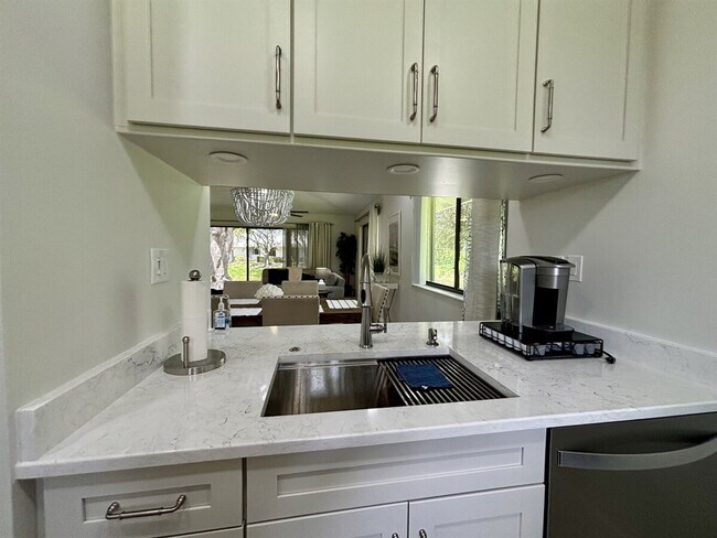 Building Photo - 216 Club Dr