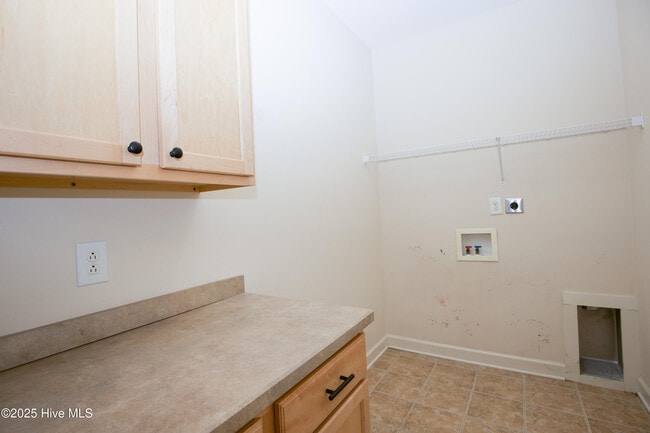 Building Photo - 768 Gold Finch Way