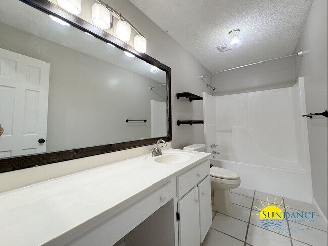 Building Photo - 1501 Royal Palm Dr