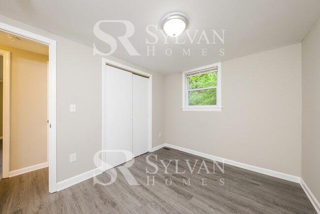 Building Photo - Charming 3 BR, 2 BA home is move-in ready