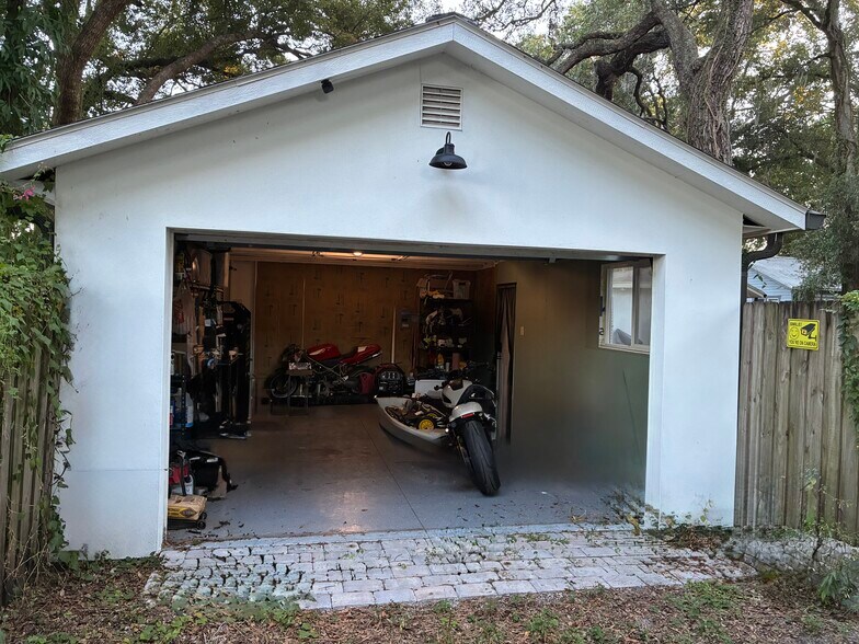 Building Photo - 1220 E Mohawk Ave