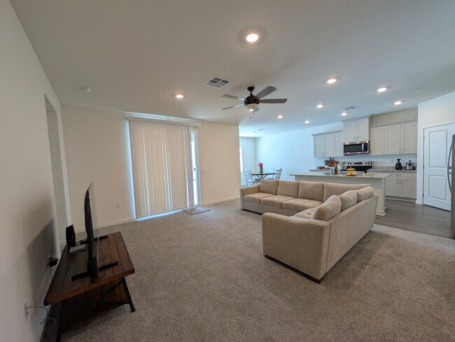 Building Photo - 821 Highlands Dr