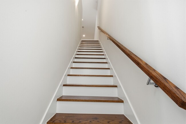 Building Photo - 5519 Paraiso Pl