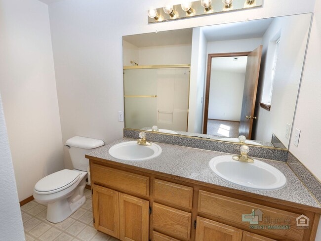 Building Photo - Stunning 3 bedroom 2.5 bathroom Home