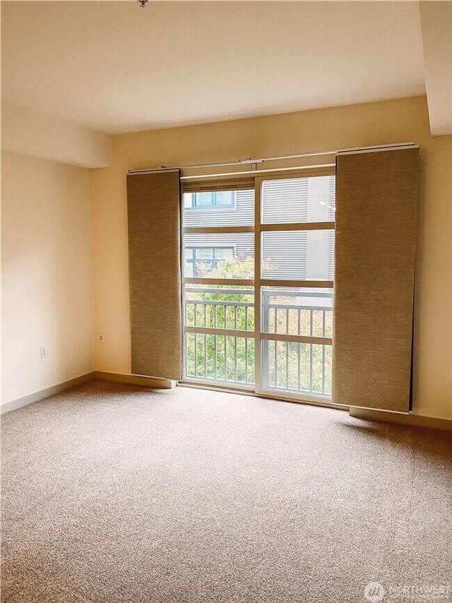 Building Photo - 0Bd/1Ba Bellevue Condo