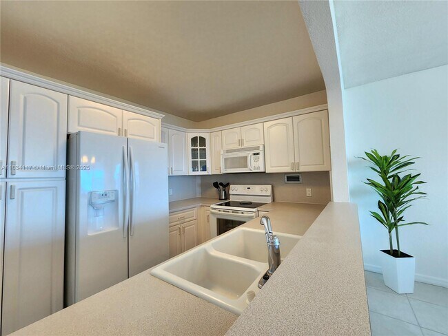 Building Photo - 3505 S Ocean Dr
