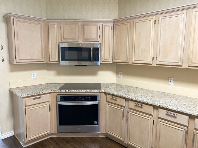 Building Photo - Introducing this inviting 3-bedroom, 2-bat...