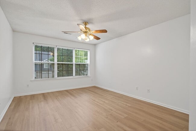 Building Photo - 302 Dorothy Dr