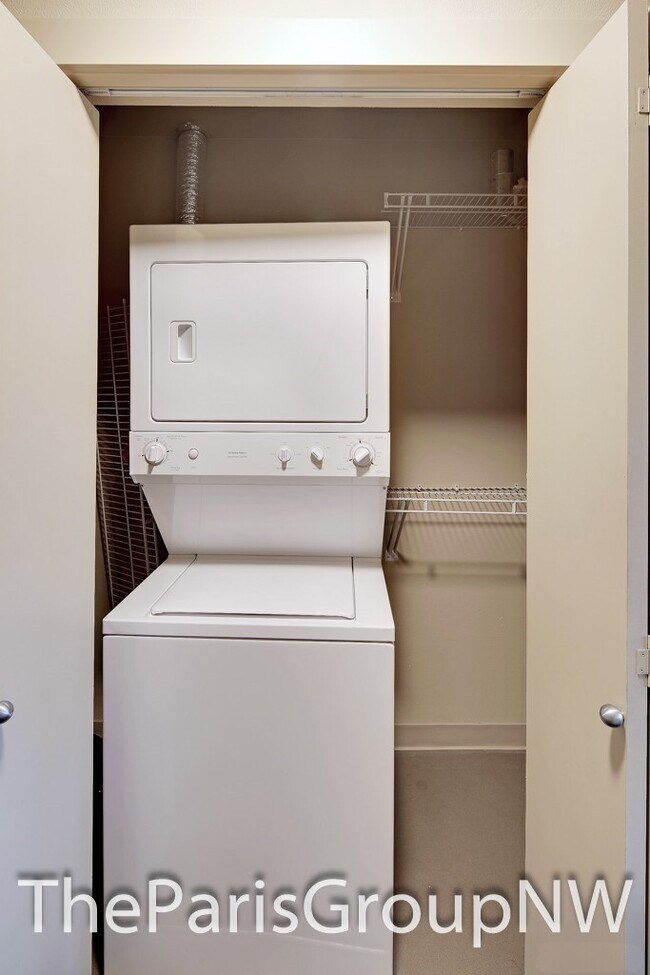 Building Photo - Fabulous Capitol Hill Condo w/View & Tons of Amenities!