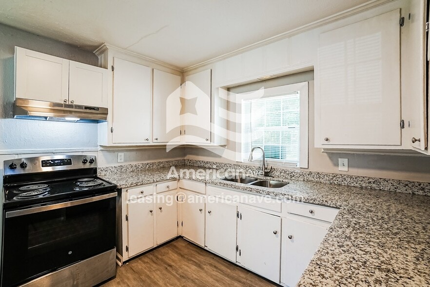 Building Photo - 324 Barnes St